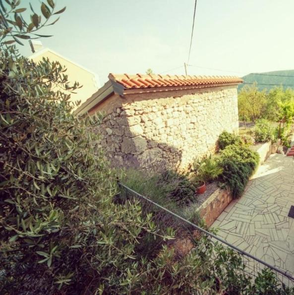 Apartman Sous les rochers Grižane Extérieur photo